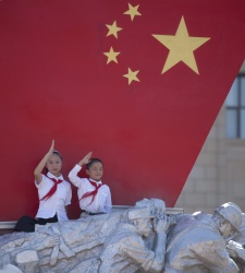 China_desfile_bandera.jpg