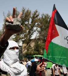 Palestino_con_bandera.jpg