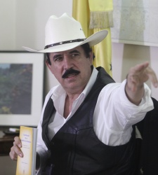 Zelaya_senala.jpg