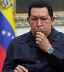 chavez-besa-cruz.jpg
