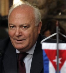 moratinos_cuba_bandera.jpg