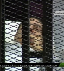 <b>Mubarak</b> entra en camilla a la tercera audiencia de su juicio