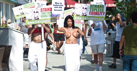 miami-manifestacion-topless.jpg