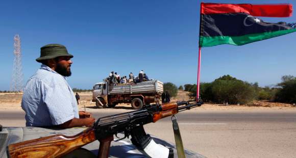 El <b>CNT</b> interrumpe los combates en el frente de Sirte por falta de municiones