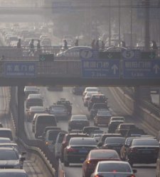 <b>China</b> comienza a limitar la venta de coches nuevos para combatir la contaminación