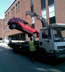 ¿Cansado de que coches abandonados le quiten aparcamiento? Sepa cómo solucionarlo