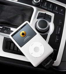 <b>Apple</b> desarrolla un control remoto para iPod desde el volante del coche