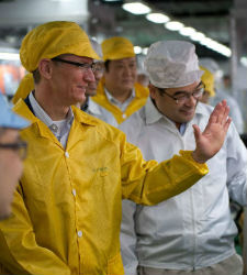 tim-cook-foxconn.jpg