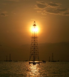 Petroleoatardecer.jpg