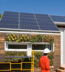 paneles-solares-trabajador.jpg