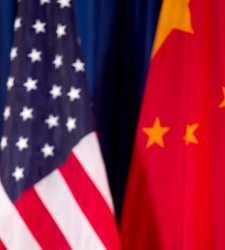Banderas de EEUU y China juntas