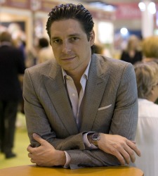 adrianromero_225x250.jpg