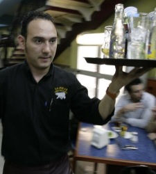 camarero_Reuters.jpg