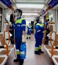 Jovenes españoles limpian el metro de Madrid