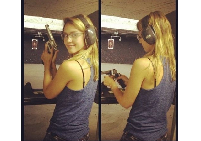 jessicaalba-pistola.jpg