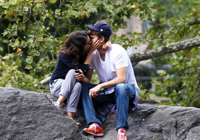 milakunis-ashtonkutcher-beso.jpg