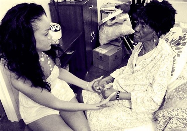 rihanna-abuela.jpg