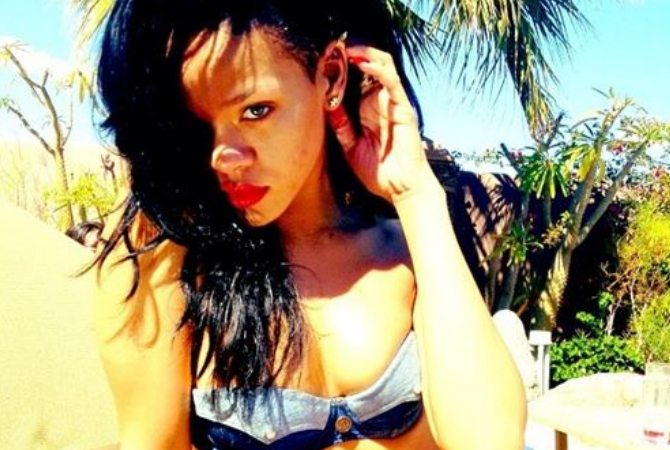 rihanna-bikini.jpg