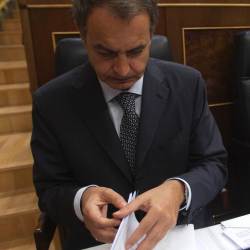 zapatero-papeles-23agosto.jpg