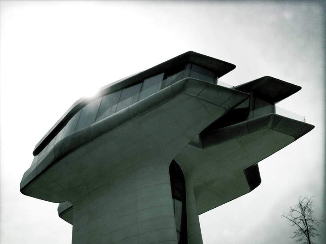 /imag/businessinsider/2012/10/27/spaceship-home-is-almost-ready-for-naomi-campbell-and-her-billionaire-boyfriend.jpg