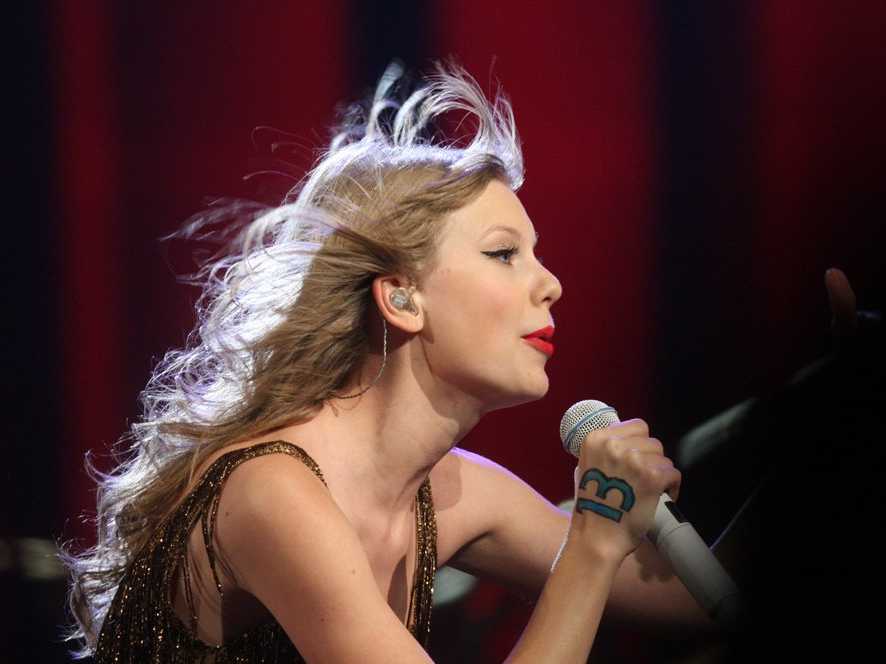 /imag/businessinsider/2012/12/14/a-timeline-of-taylor-swifts-age-inappropriate-romances.jpg