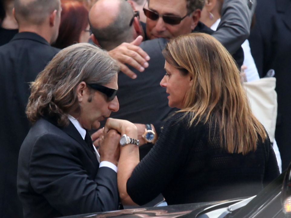 /imag/businessinsider/2013/06/28/all-of-james-gandolfinis-sopranos-co-stars-attended-his-nyc-funeral-this-morning-photos.jpg