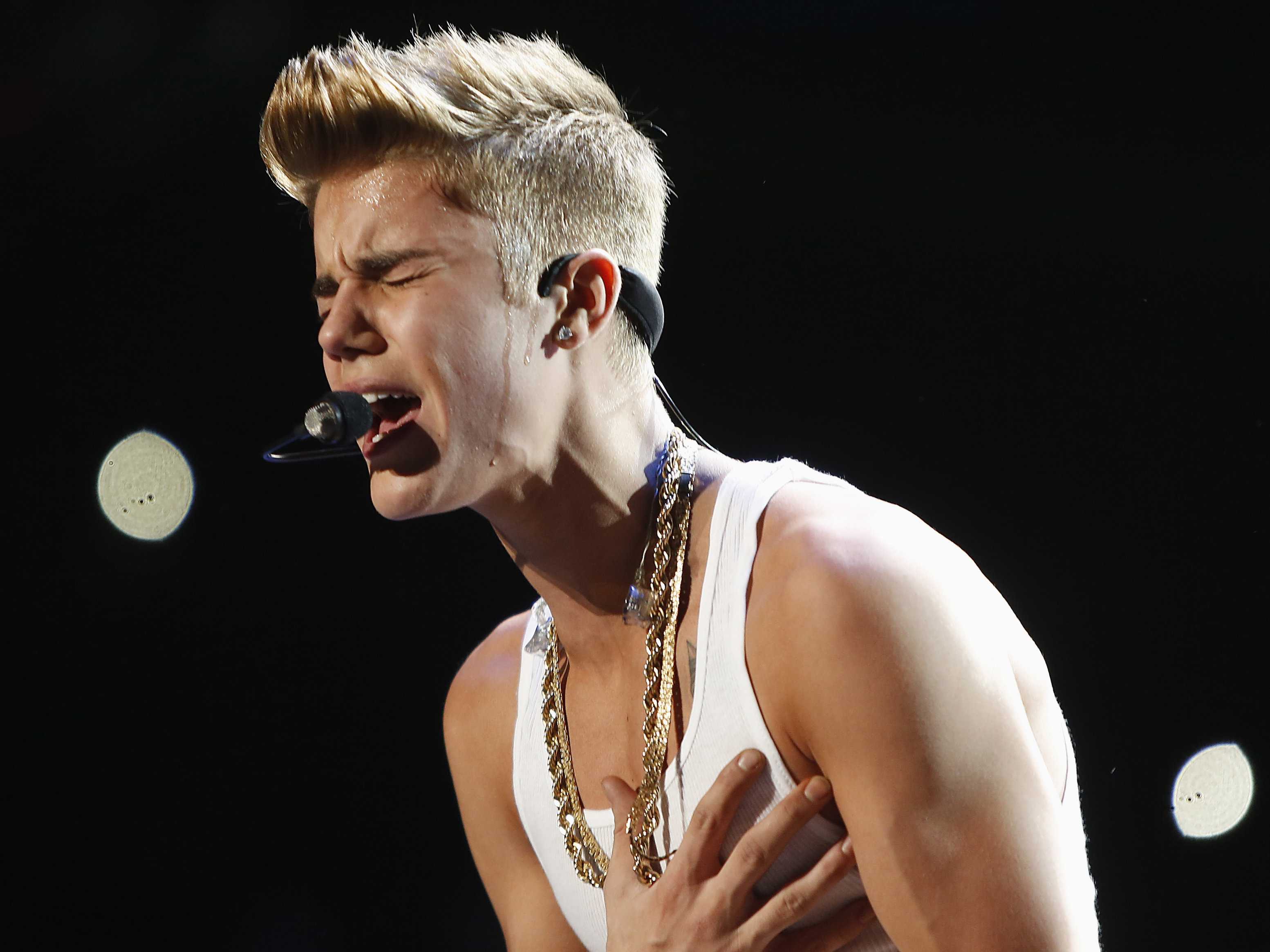 /imag/businessinsider/2013/07/11/justin-bieber-called-bill-clinton-to-apologize-after-cursing-him-out-on-tape.jpg