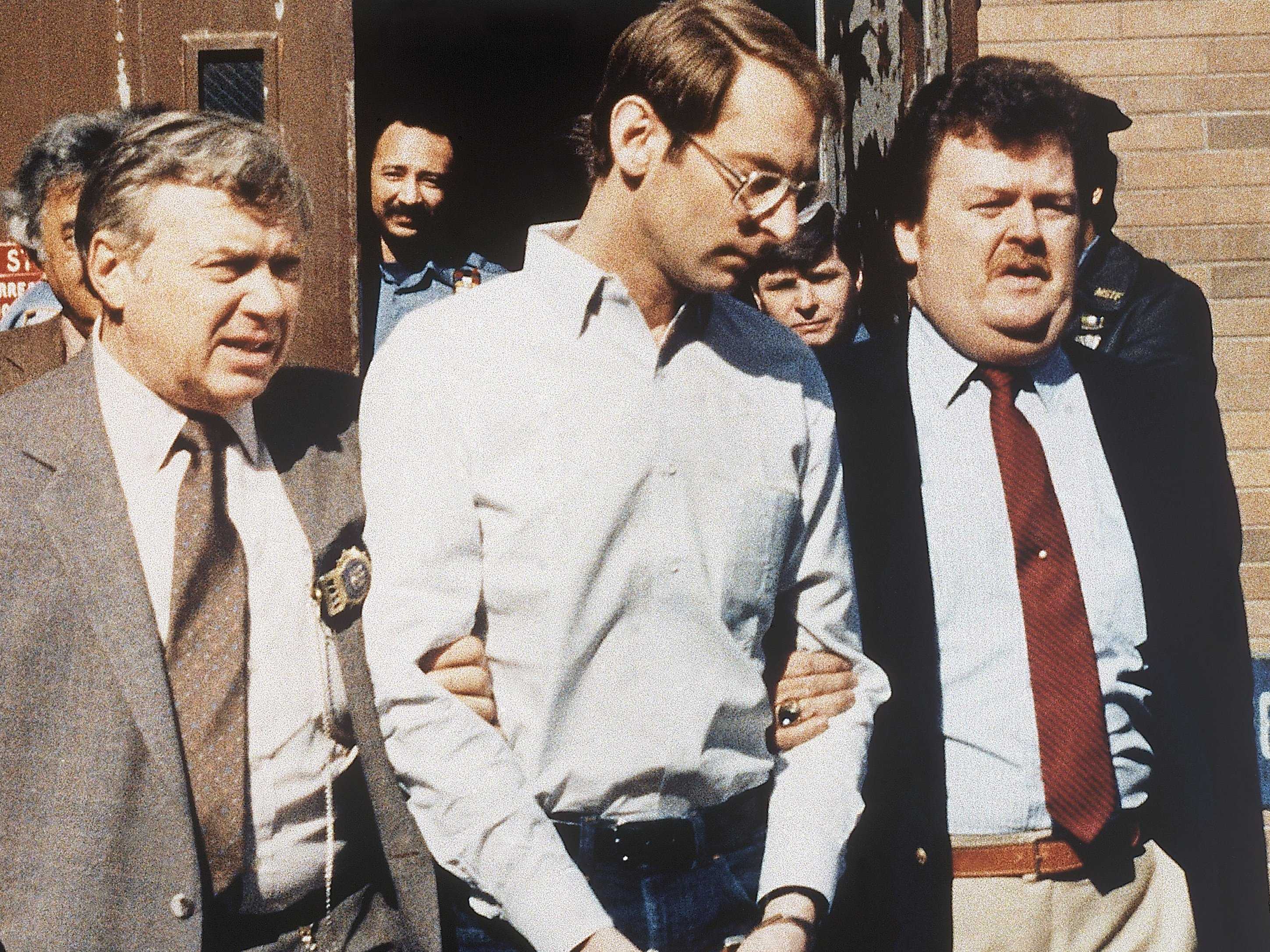 /imag/businessinsider/2013/07/16/1980s-subway-vigilante-shot-four-black-teens-who-asked-him-for-5-and-he-got-off-too.jpg