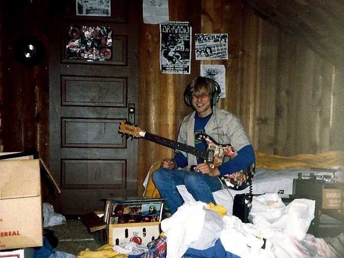 /imag/businessinsider/2013/10/25/take-a-peek-inside-kurt-cobains-childhood-home-which-looks-just-like-it-did-when-he-lived-there.jpg
