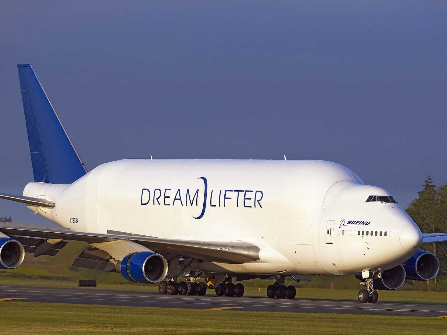 /imag/businessinsider/2013/11/21/an-enormous-boeing-747-landed-at-the-wrong-airport-and-now-taking-off-again-is-going-to-be-tricky.jpg