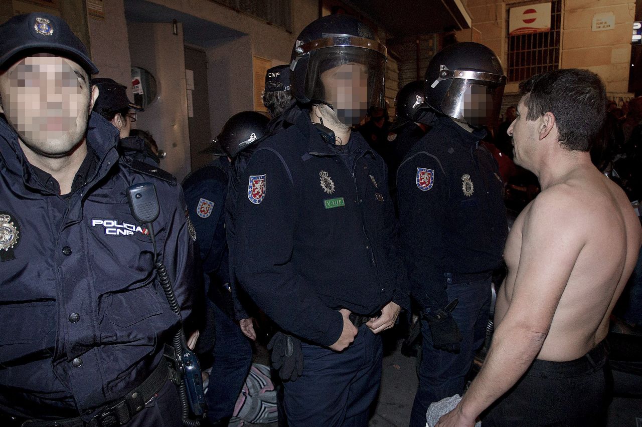 /imag/galerias/14-11-12/policias-hombre.jpg