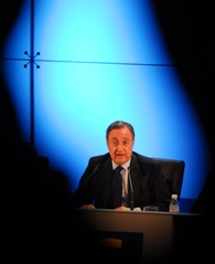 florentino_perez_mira.jpg