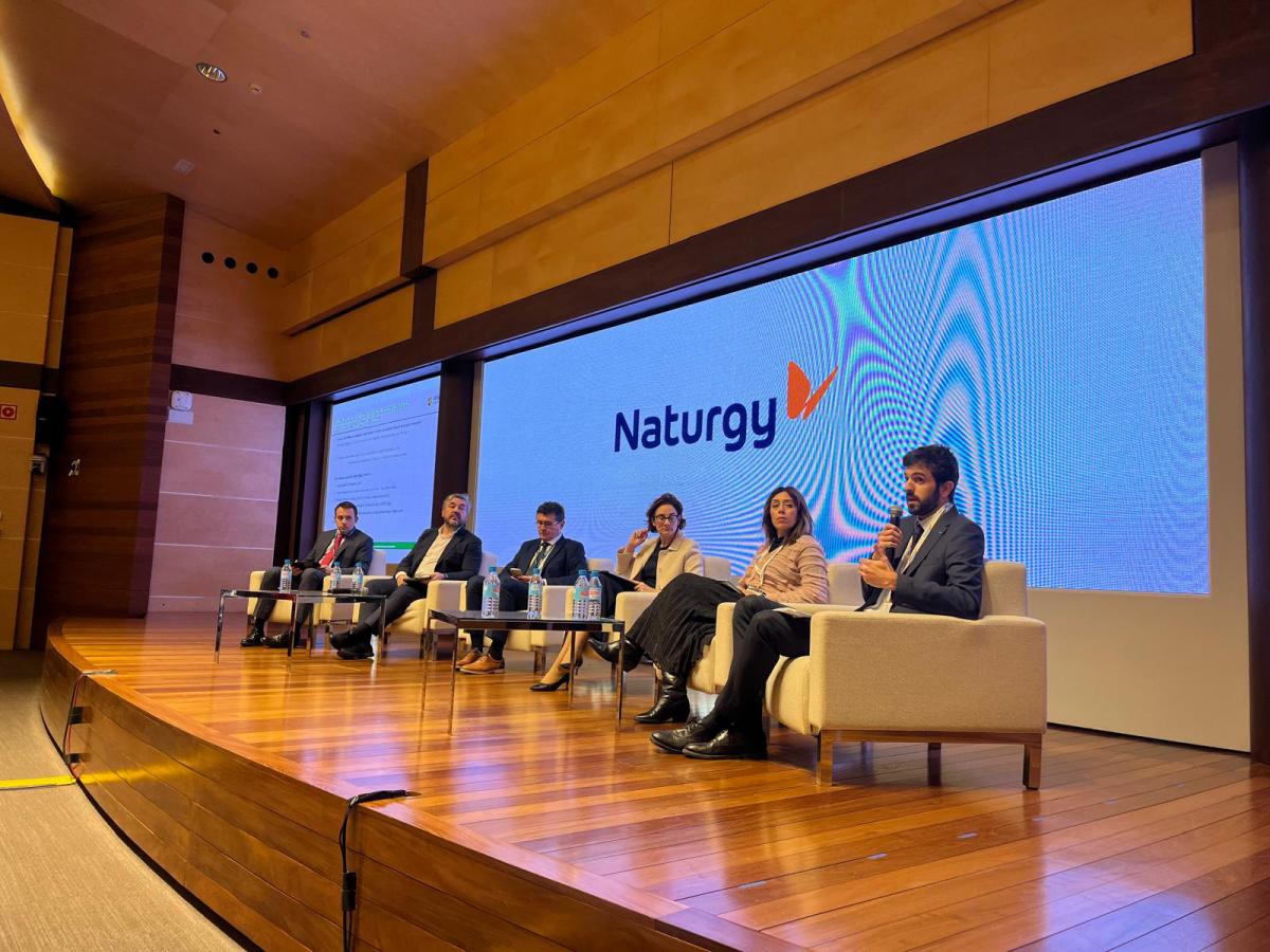 De izquierda a derecha: Alberto Martín García, socio de consultoría en el sector de energía de PWC; Antonio Bethencourt Alonso, director de Ventas de Negocio Regulado de B2B; Pedro Palencia, director de Relación Institucional y Coordinación Regulatoria de