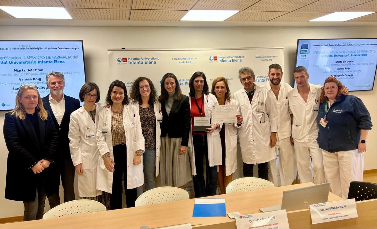 Directivos del Hospital Universitario Infanta Elena con con los miembros del servicio de Farmacia Oncológico y de Hematología| Foto del HUIE