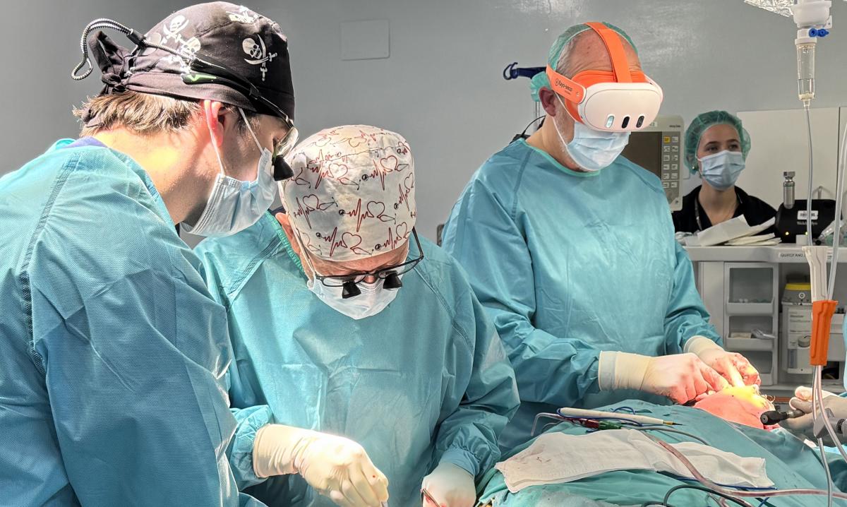 Cirujanos del Hospital Universitario La Luz en una operación | Foto de Quirónsalud