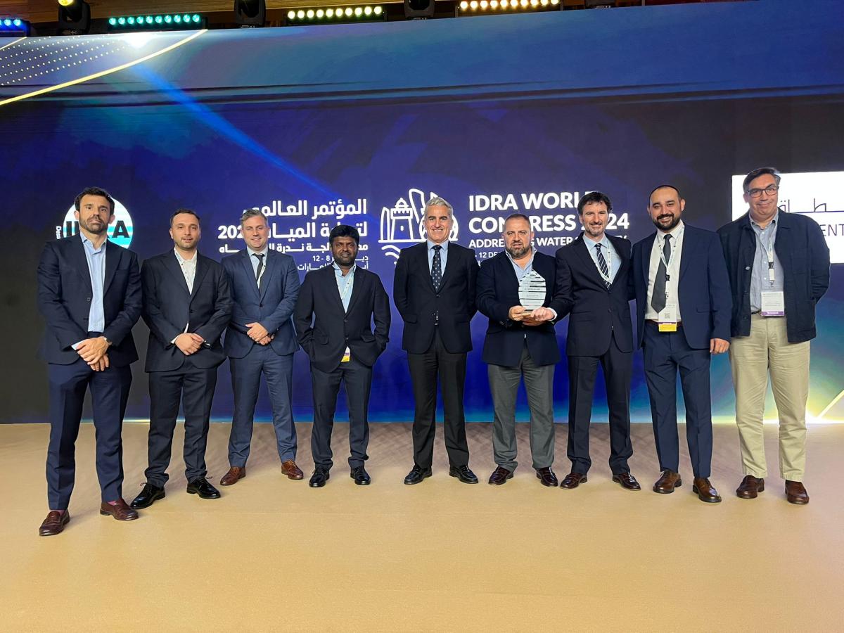 Equipo de Cox Water recogiendo el premio | Foto de Cox