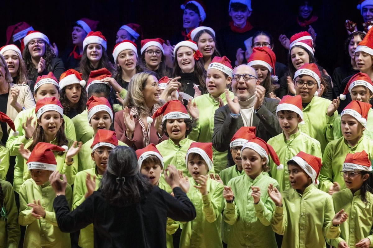 Niños cantando el coro junto al delegado José Fernández | Foto de Ayuntamiento de Madrid