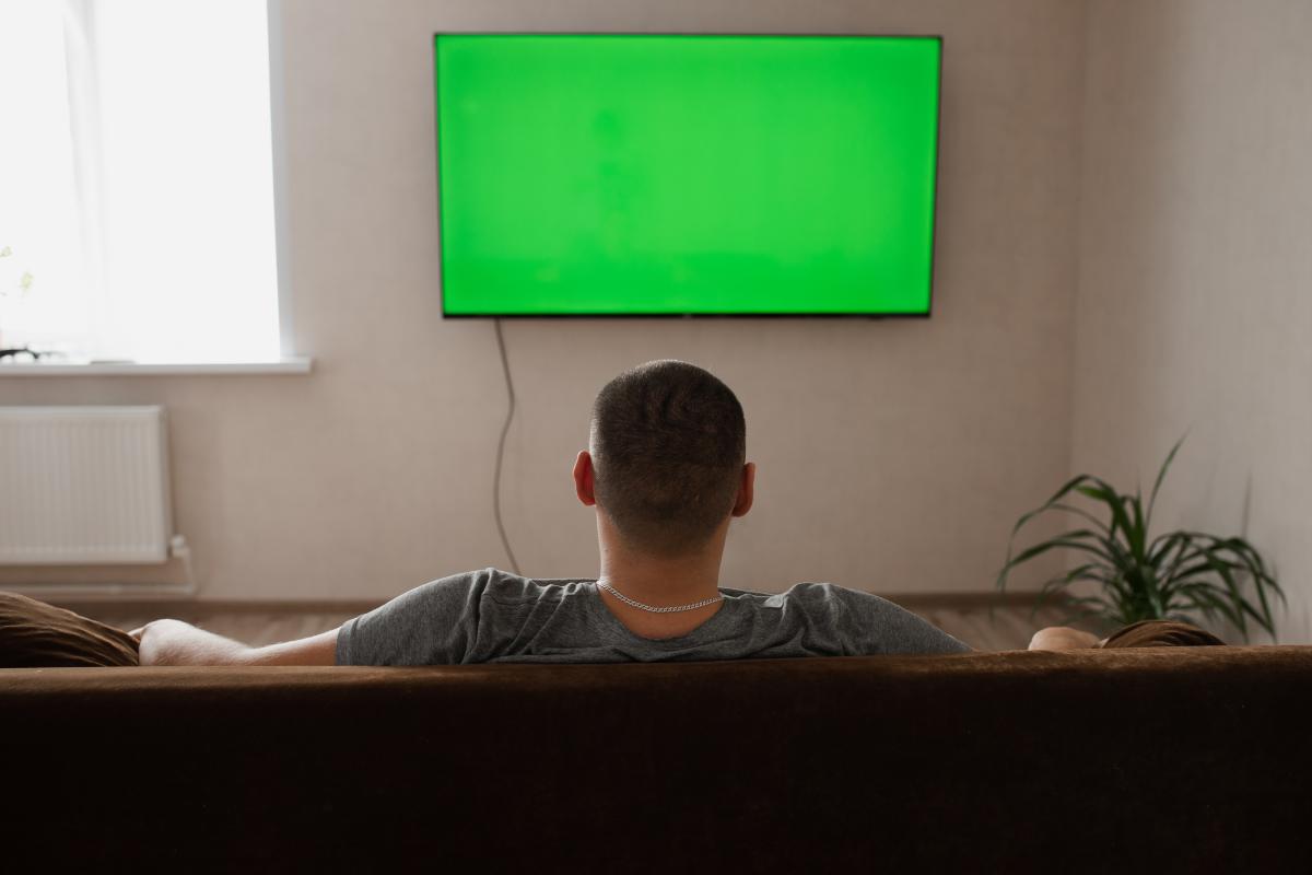 Una persona mira el televisor | Foto de 123RF/ershova