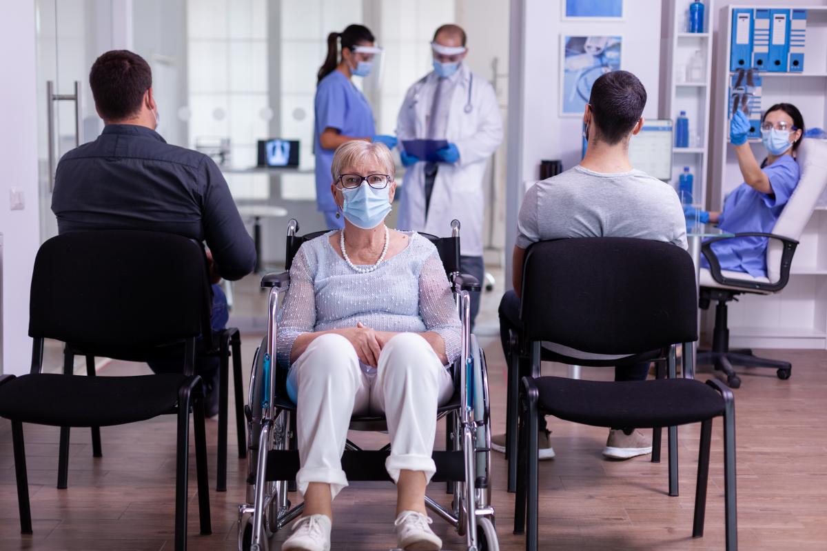 Una mujer espera en una sala de hospital | Foto de 123RF/dragoscondrea