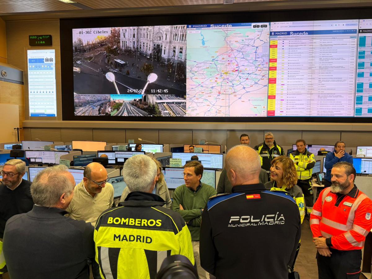 Almeida en su visita al Centro Integrado de Seguridad y Emergencias de Madrid | Foto del Ayuntamiento de Madrid