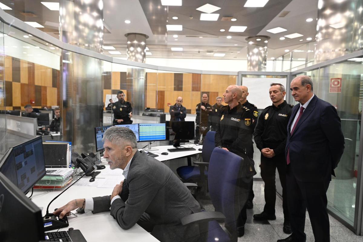 Marlaska durante una videoconferencia con los policías desplegados en Ucrania y Líbano