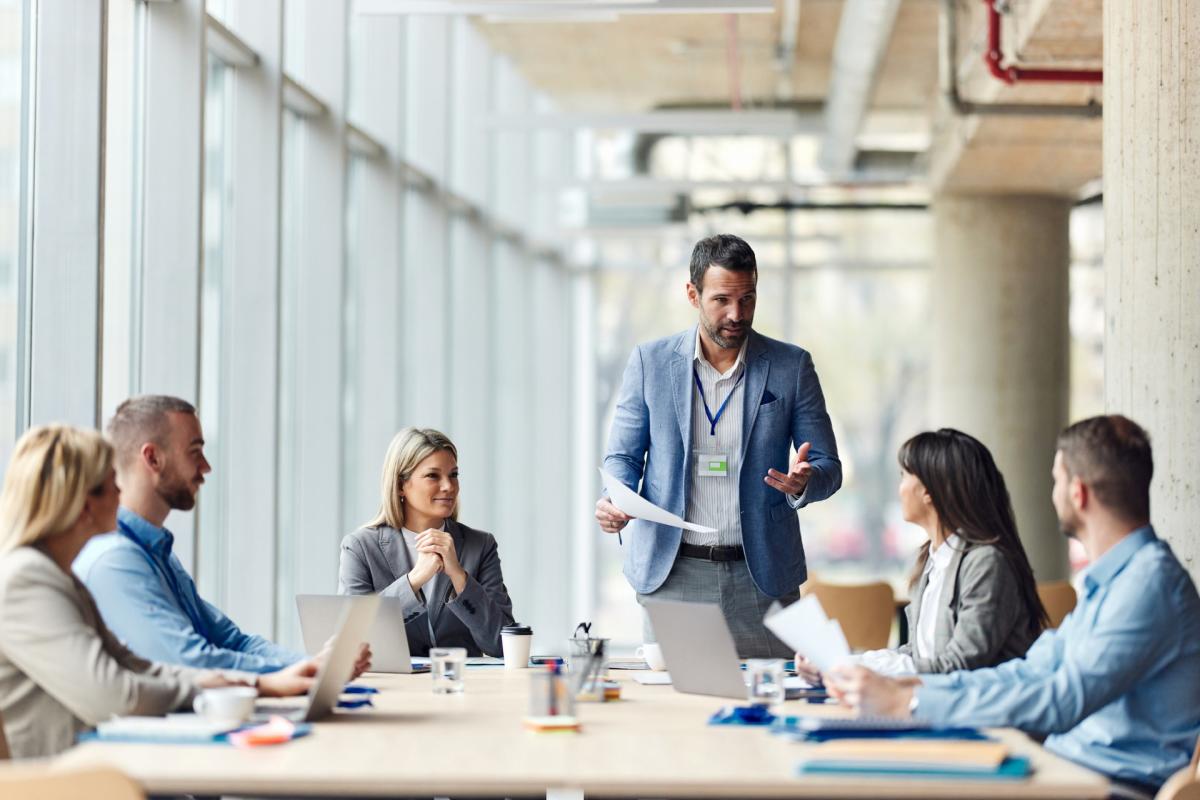 Un equipo de profesionales mantienen una reunión en la empresa
