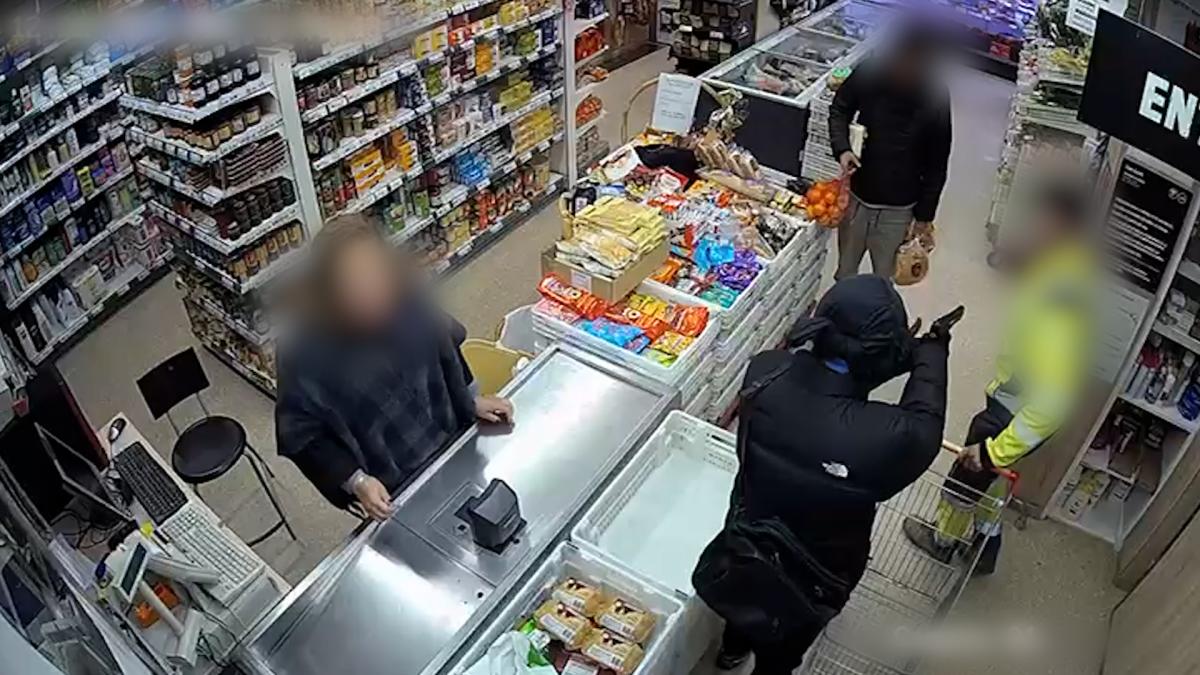 Imagen de la cámara de seguridad de la tienda durante el robo | Foto de la Guardia Civil