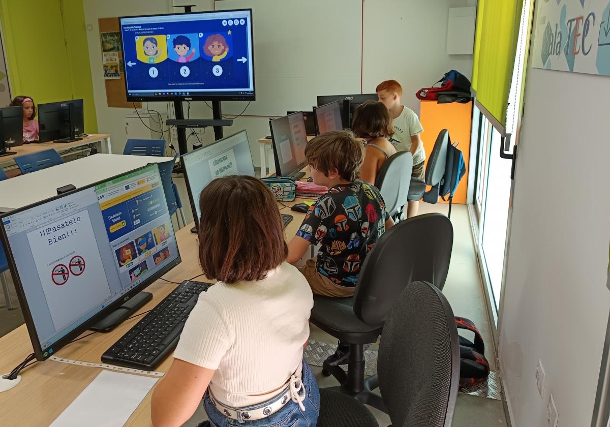 Escolares en un aula trabajando con ordenadores | Foto de FSIE