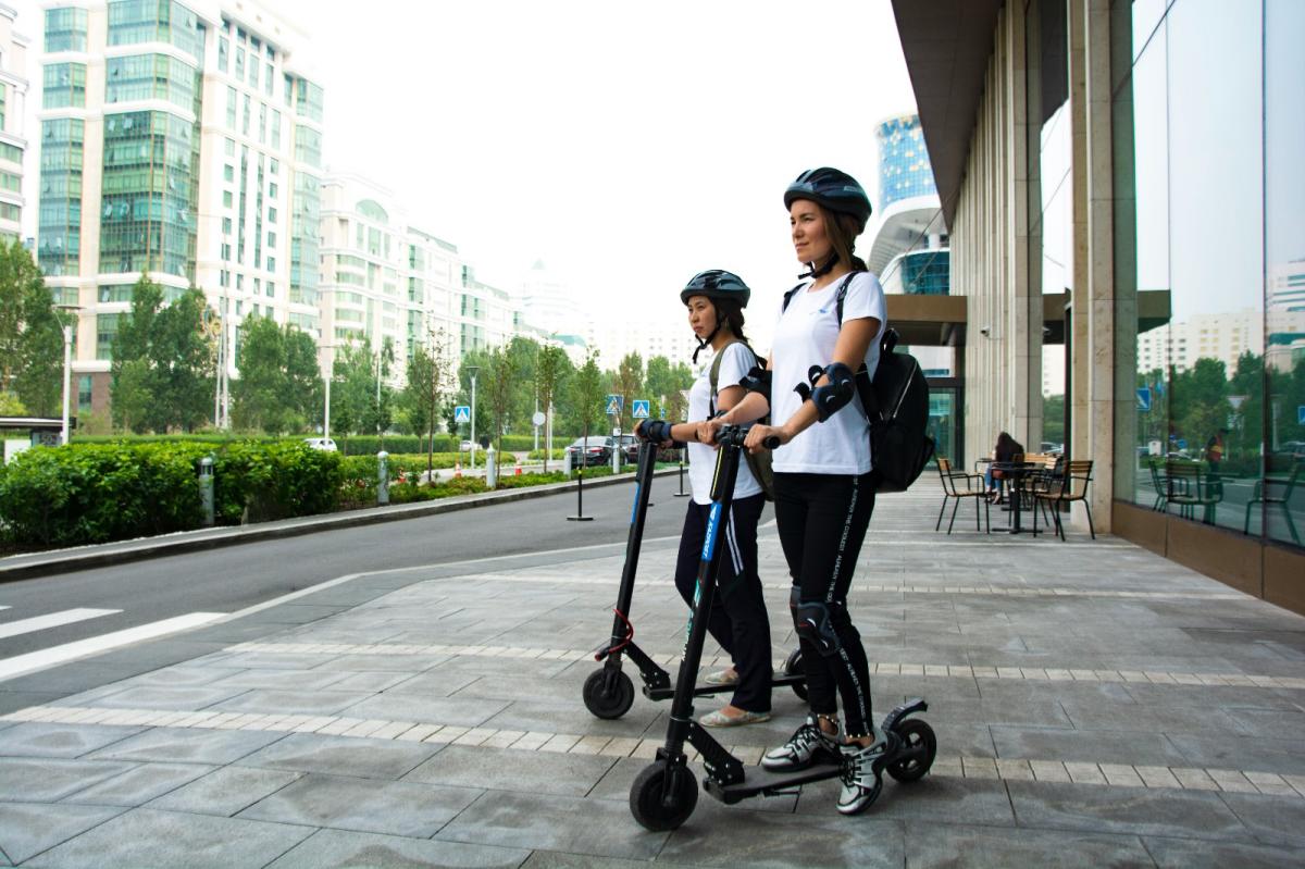Personas con patinete | Foto de Marat Mazitov