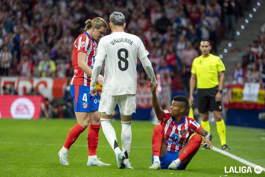 Imagen de un encuentro entre el Real Madrid y el Atlético de Madrid | Foto de LALIGA