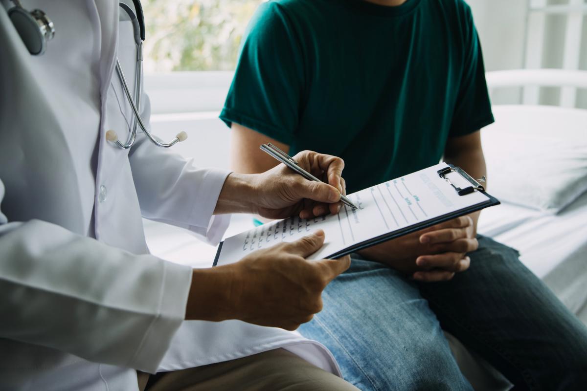 Médico y paciente | Foto de 123RF/armmypicca