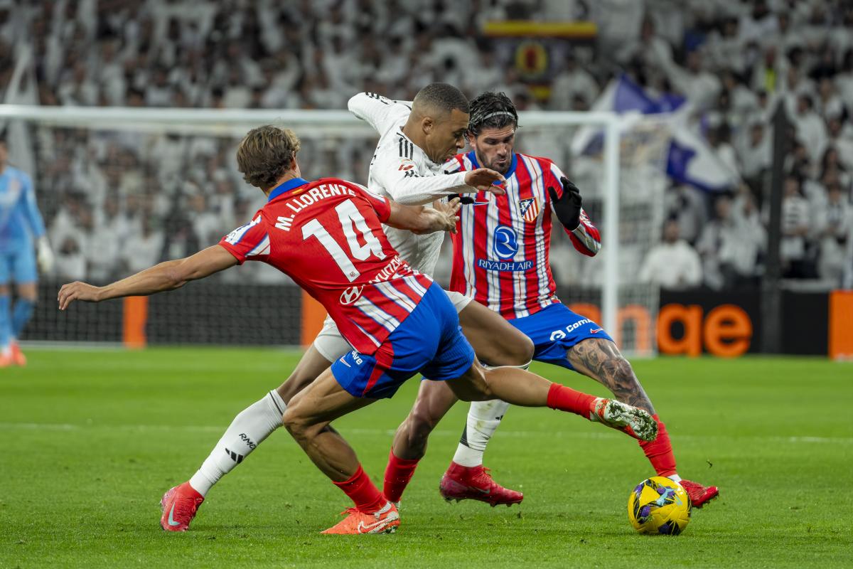 Imagen de un encuentro entre el Real Madrid y el Atlético de Madrid | Foto de LALIGA