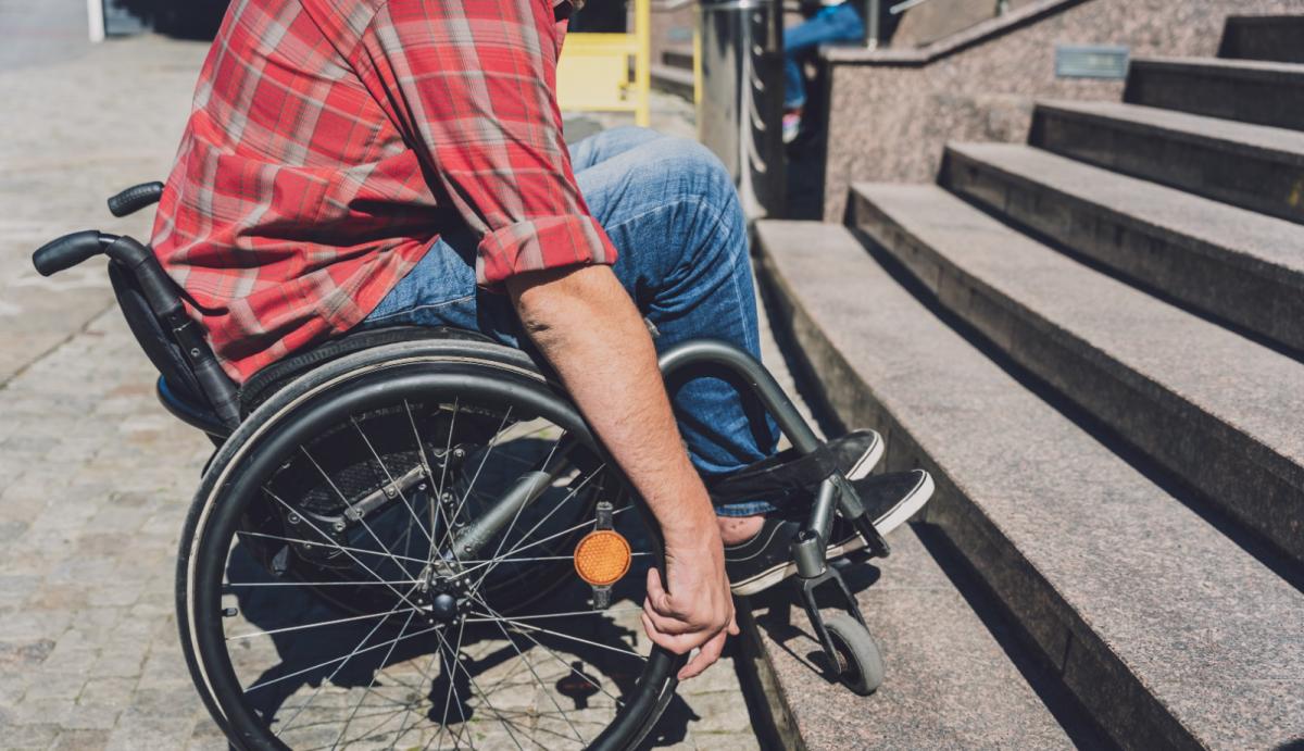 Un joven en silla de ruedas se dispone a subir una escalera | Foto de 123RF/Roman Zaiets