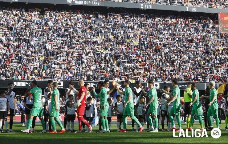Estadio repleto de espectadoreS